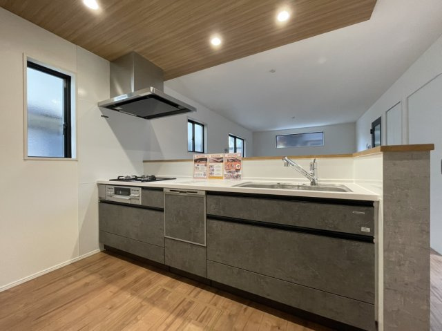 倉敷市茶屋町１期１号棟のキッチン|収納スペースや作業スペースが広いキッチンは嬉しいポイント