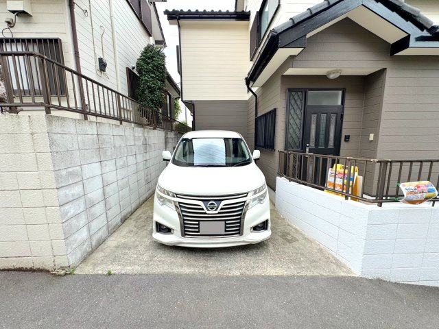 戸建 さいたま市大宮区三橋１丁目の駐車場|駐車スペース　大型ミニバンでも余裕を持って停められます。