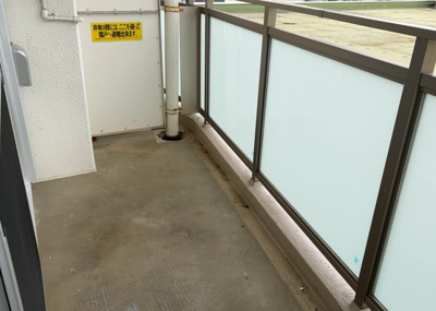 【バルコニー】 | ライオンズマンション相模大野 | バルコニーは、室外の専用スペースのうち、「屋根がなく開放された空間」であるものを指します。ベランダより広いタイプのものが多く、日当たりもよいため家庭菜園などを楽しみたい人にとって適した環境となります。