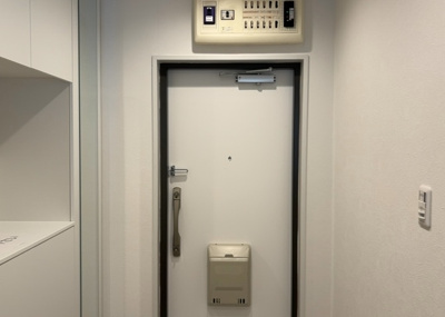 【玄関】 | ライオンズマンション相模大野 | 玄関は家の顔でもあり、家族以外の目にも止まる場所です。玄関は外との間を仕切る扉、靴などをしまっておく収納スペース、靴脱ぎのたたきスペース、来客とのやり取りをするドアホンなど複数のアイテムからなります。
