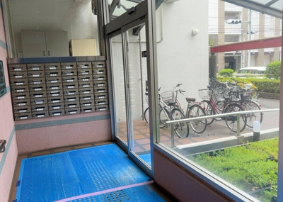 【エントランス】 | ライオンズマンション相模大野 | マンションのエントランスには、もともと風よけや防犯の役割がありますが、マンションによって宅配ボックスなどの設備が備わっている所もあります。日々の生活をイメージしながら生活しやすさをチェックしましょう。