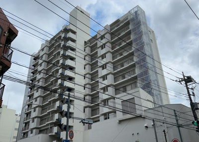 【現況写真】 | ライオンズマンション相模大野 | 外観はマンション管理がされているかの目安になります。築年数が古いと、壁面は劣化してひび割れが生じることも！建物が古びていても細かいところが修繕されていると、きちんと管理されているなぁと感じるでしょう。
