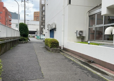 【駐車場】 | ライオンズマンション相模大野 | 車一台あたりに必要なスペースは、標準サイズの普通自動車で横幅2m50cm、長さ5mは必要になります。ただし、乗降のことも考慮して横幅3m30cm、長さ5m50cmほどは確保できるところを選びましょう。