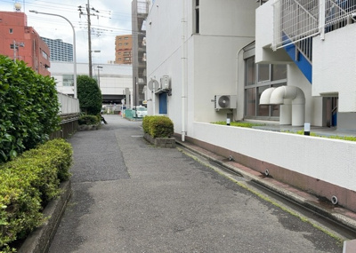 【駐車場】 | ライオンズマンション相模大野 | 駐車場と明記されていても、最小スペースでつくられた駐車場だと大型車は駐車できなかったり、出入りしにくくなったりする可能性があります。お車のサイズと購入したい物件の駐車場のサイズを現地で確認しましょう。