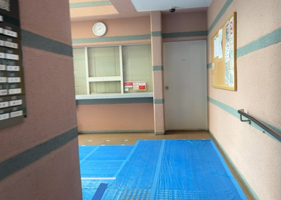 【受付】 | ライオンズマンション相模大野 | 受付はマンションコンシェルジュがいる場合もあれば、管理人が滞在する小部屋を総称して呼ぶことがあります。主にエントランスに設置されていることから、防犯面でも期待ができます。防犯設備がない場合はより安心！
