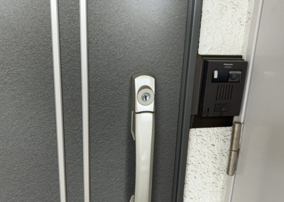 【防犯設備】 | ライオンズマンション相模大野 | 当然のことではありますが、オートロックやセンサーライト、ホームセキュリティーなどの防犯設備があれば、小さいお子様がいるご家庭も安心ですよね！まず物件購入の際は、防犯設備もチェックするようにしましょう。