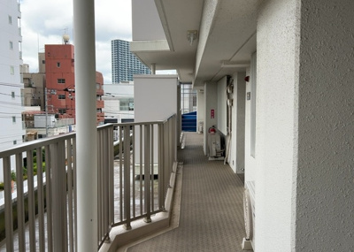 【その他共用部分】 | ライオンズマンション相模大野 | 共有部分は、住民なら誰もが使える設備のこと。例えば駐車場やエレベーター、インターネット設備、セキュリティ設備などがあります。他にも、マンションの廊下・外部階段やエントランス・ゴミ置き場などがあります。