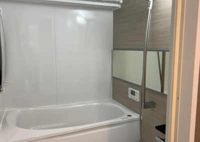 【浴室】 | ライオンズマンション相模大野 | 入浴時の快適さも大事なことですが、綺麗な状態を維持できなければ気持ちよく入浴できません。毎日の掃除が楽という点は大事なポイントになります！カビが生えにくく掃除がしやすい、壁や浴槽を選ぶといいでしょう。