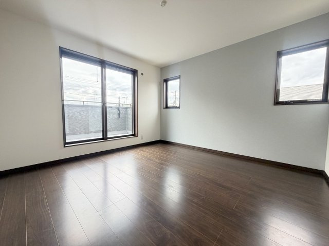 三郷市戸ケ崎5丁目　中古戸建の寝室|バルコニーに面した明るい洋室8帖・主寝室としていかがでしょう
