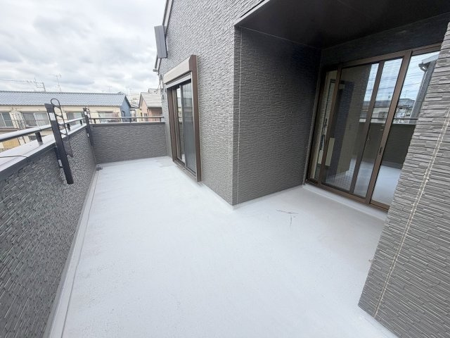 三郷市戸ケ崎5丁目　中古戸建のバルコニー|南西向きのワイドバルコニー！