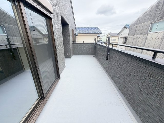 三郷市戸ケ崎5丁目　中古戸建のバルコニー|広々バルコニーで洗濯物もたっぷり干せます