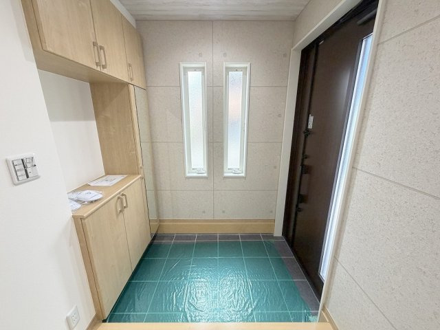 三郷市戸ケ崎5丁目　中古戸建の玄関|自然光が差し込む窓付きの明るい玄関です