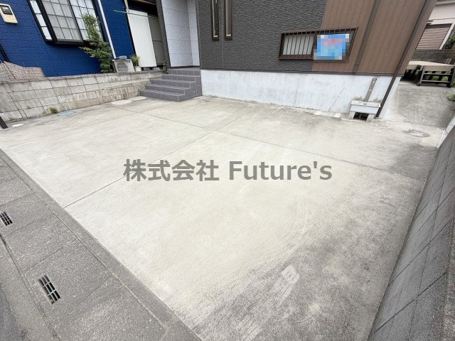 三郷市戸ケ崎5丁目　中古戸建の駐車場|家族の車＋来客用にも便利な並列2台駐車