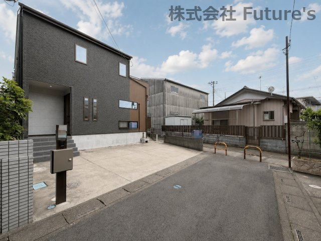 三郷市戸ケ崎5丁目　中古戸建の前面道路含む現地写真|前面道路含む現地写真です。