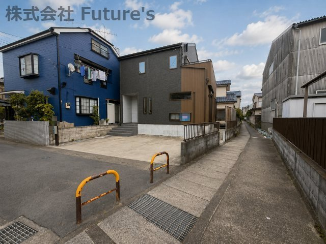 三郷市戸ケ崎5丁目　中古戸建の前面道路含む現地写真|前面道路含む現地写真です。