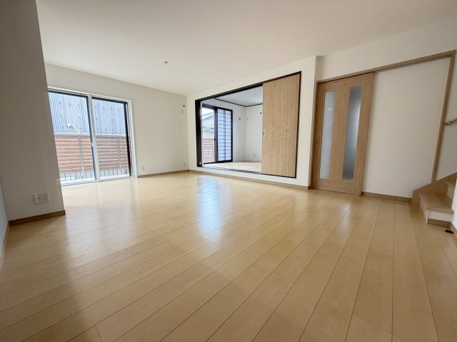 三郷市戸ケ崎5丁目　中古戸建の居間・リビング|ソファやダイニングセットを置いてもゆとりのある18.5帖のリビング