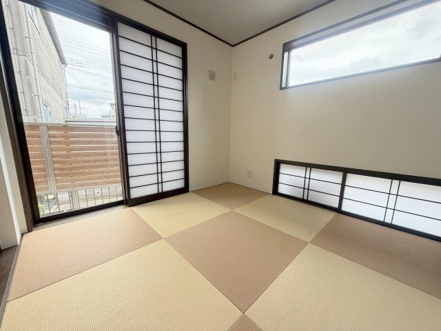 三郷市戸ケ崎5丁目　中古戸建の和室|リビング横にはお子様のお昼寝スペースとしても活用できる和室を完備