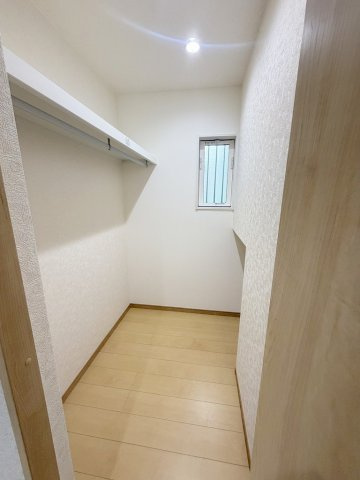 三郷市戸ケ崎5丁目　中古戸建の収納|玄関にはストック品の収納にも便利なWICが付いてます
