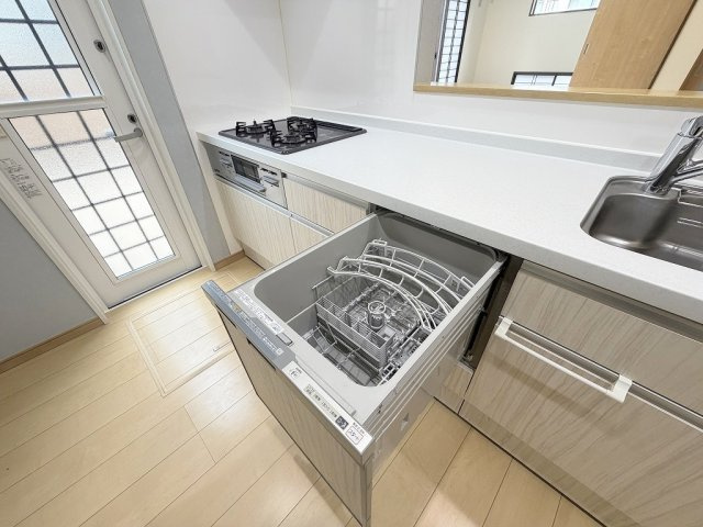 三郷市戸ケ崎5丁目　中古戸建のキッチン|家事の時短につながる食洗機完備
