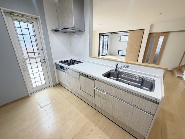 三郷市戸ケ崎5丁目　中古戸建のキッチン|食洗機・浄水器付きのシステムキッチン