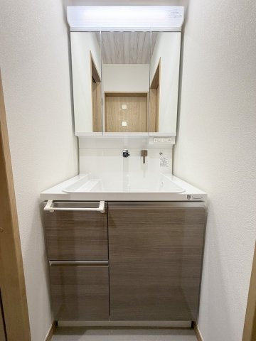 三郷市戸ケ崎5丁目　中古戸建の独立洗面台|三面鏡付きシャワードレッサーで朝の準備も快適