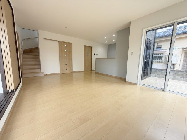 三郷市戸ケ崎5丁目　中古戸建の居間・リビング|家族団らんで過ごすリビングは18.5帖の広さを確保