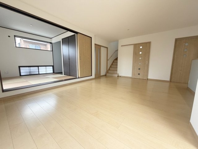 三郷市戸ケ崎5丁目　中古戸建の居間・リビング|コミュニケーションの取れるリビングイン階段