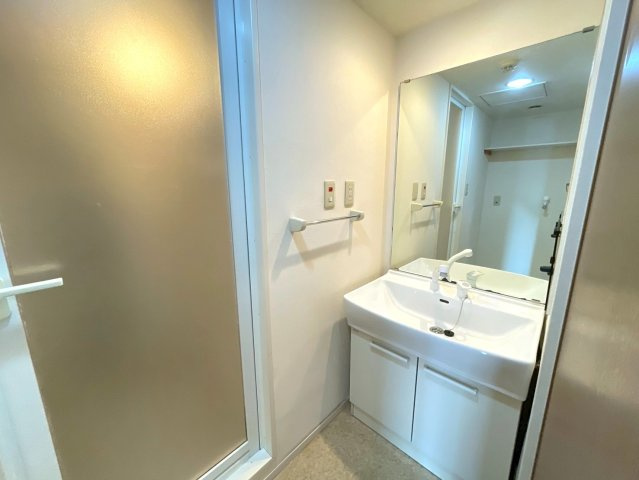 ◆１０階建て８階部分南西角住戸◆地下鉄＆阪急＆京阪の３沿線利用可能◆ディオ・フェルティ京都烏丸東の独立洗面台|洗面化粧台