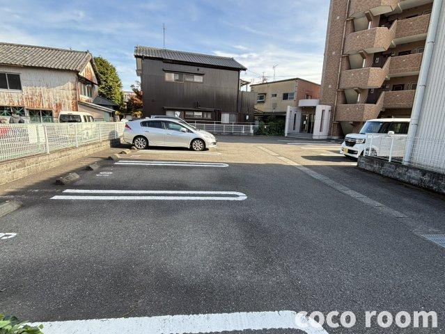 カルフール千歳の駐車場