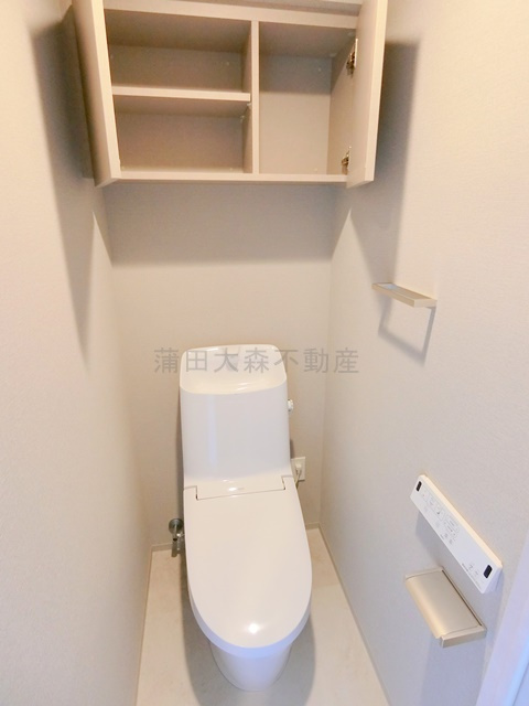 プラウドフラット西蒲田のトイレ|棚収納と温水洗浄便座付きのトイレ