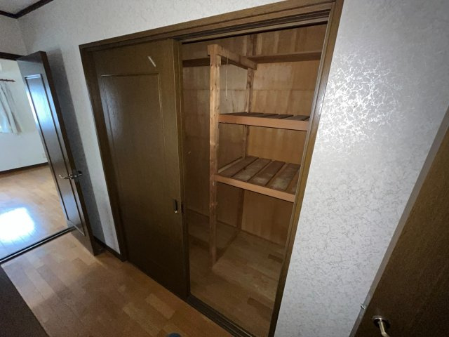 大石北町貸家の収納