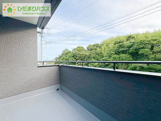 日立市田尻町6期　新築戸建　2号棟のバルコニー|屋根付きの広々インナーバルコニーは、共働きのご家庭の強い味方！急な雨でもお洗濯物の心配がいりませんね(^^)/