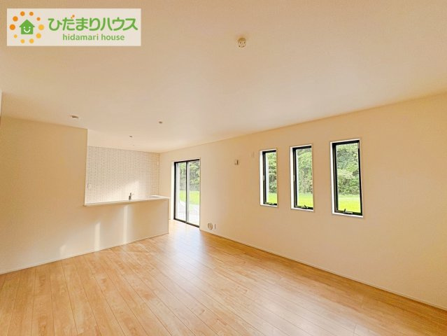 日立市田尻町6期　新築戸建　2号棟の居間・リビング|リビング大きな窓からは、暖かな日の光が降り注ぎます・・・