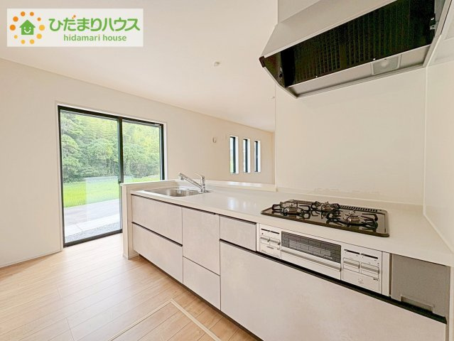 日立市田尻町6期　新築戸建　2号棟のキッチン|3口コンロでお料理する時間も短くなりそうですね(*‘∀‘)