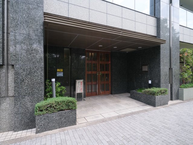 ヒルズ新宿御苑のエントランス