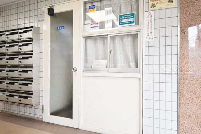 【受付】 | 藤和東中野コープ | 管理人さんが勤務する管理室。このマンションがきれいに保たれているのは、もちろん管理人さんのおかげ。～即日のご見学可能～　お問合せはお気軽にどうぞ。