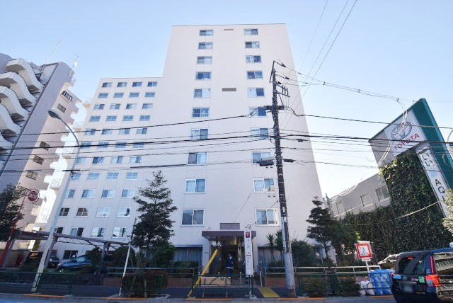 【外観】 | 藤和東中野コープ | 手入れの行き届いた外壁やエントランスなど、「見ればわかる」レベルで清潔感を保ったマンションです。築年数を感じさせない姿で皆様をお出迎えします。～即日のご見学可能～　お問合せはお気軽にどうぞ。