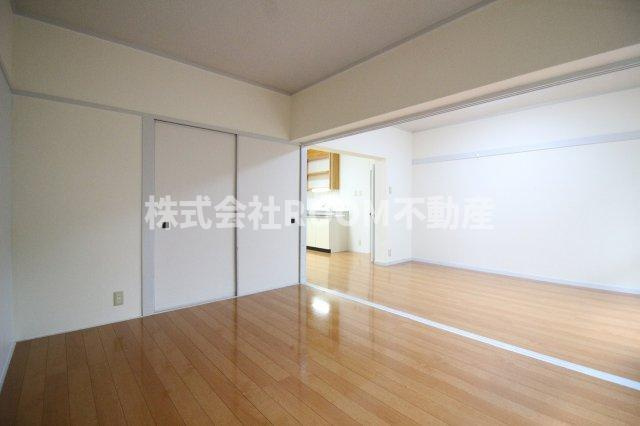 野﨑マンションの寝室|落ち着いた色調の寝室です