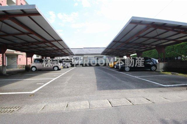 野﨑マンションの駐車場|駐車場があるので、車を買う予定の方も安心です