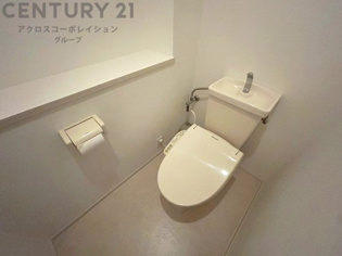 温水洗浄便座付トイレは温水洗浄機能により、暖かい水でおしりを洗浄することができ、冷たい水を使う従来の便座に比べ、温水洗浄機能で暖かいトイレを提供し、快適な使用を可能にします。