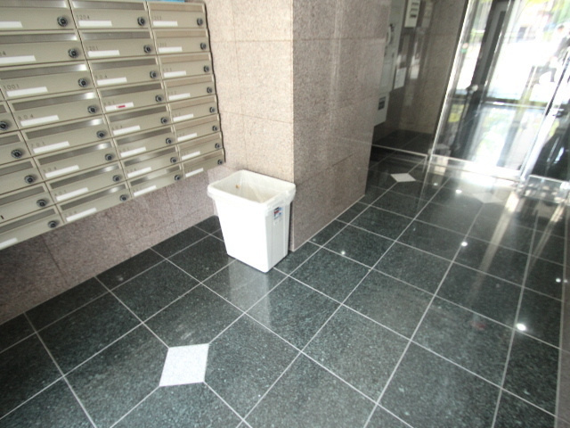 ウイング稲荷町のエントランス