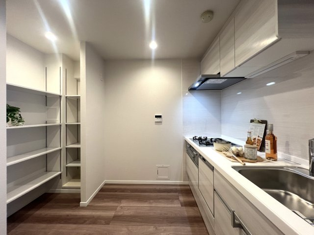 あっちこっちに駅！こっちそっちにコンビニ！しかも平坦！一人暮らし？ファミリー住まい？どっちにしても超便利な最強立地！な、【ピュアシティ横浜6】リノベーションのキッチン|キッチンでお料理をお楽しみください