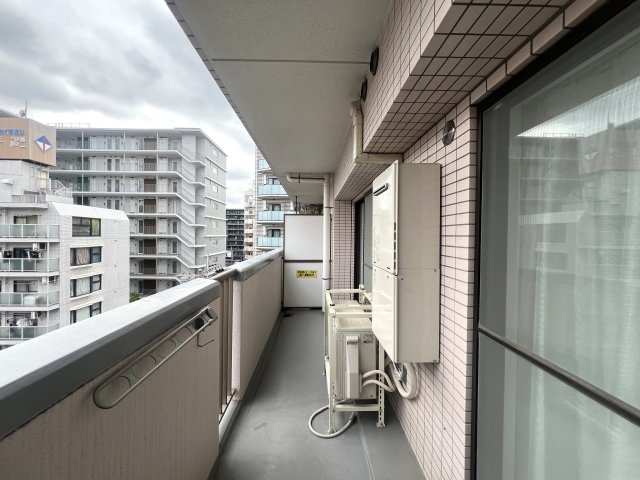 あっちこっちに駅！こっちそっちにコンビニ！しかも平坦！一人暮らし？ファミリー住まい？どっちにしても超便利な最強立地！な、【ピュアシティ横浜6】リノベーションのバルコニー|落ち着いた時間を過ごせるバルコニーです