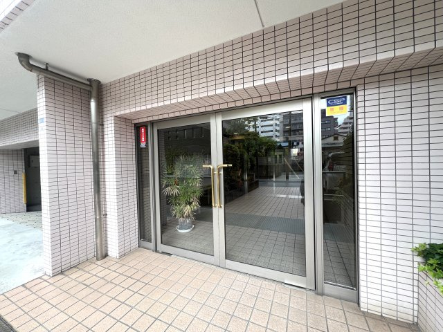 あっちこっちに駅！こっちそっちにコンビニ！しかも平坦！一人暮らし？ファミリー住まい？どっちにしても超便利な最強立地！な、【ピュアシティ横浜6】リノベーションのエントランス|清潔なエントランスです