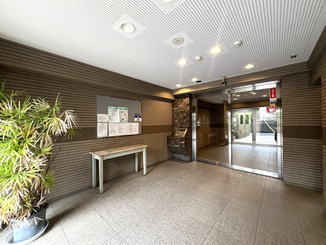 あっちこっちに駅！こっちそっちにコンビニ！しかも平坦！一人暮らし？ファミリー住まい？どっちにしても超便利な最強立地！な、【ピュアシティ横浜6】リノベーションのエントランス|エントランスです