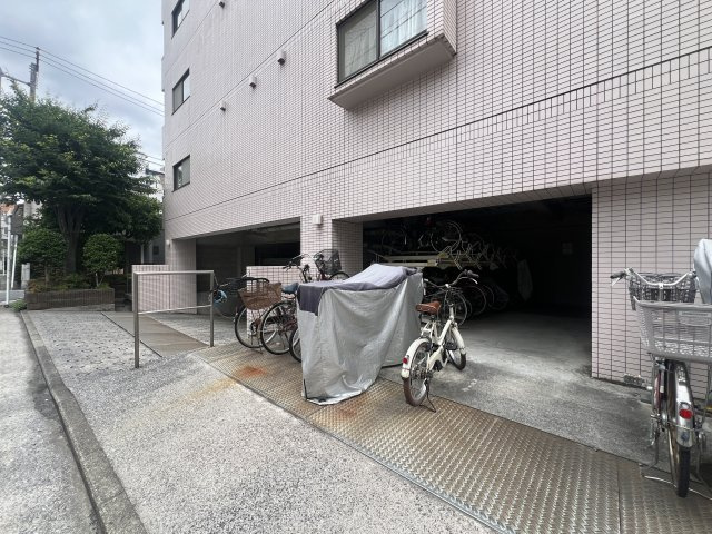 あっちこっちに駅！こっちそっちにコンビニ！しかも平坦！一人暮らし？ファミリー住まい？どっちにしても超便利な最強立地！な、【ピュアシティ横浜6】リノベーションの駐輪場