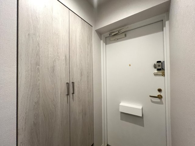 あっちこっちに駅！こっちそっちにコンビニ！しかも平坦！一人暮らし？ファミリー住まい？どっちにしても超便利な最強立地！な、【ピュアシティ横浜6】リノベーションの玄関|玄関です