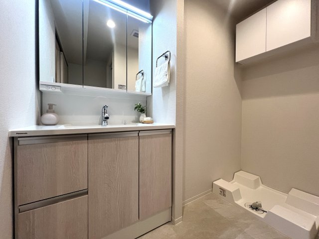 あっちこっちに駅！こっちそっちにコンビニ！しかも平坦！一人暮らし？ファミリー住まい？どっちにしても超便利な最強立地！な、【ピュアシティ横浜6】リノベーションの独立洗面台|独立洗面台、朝の身支度には欠かせません