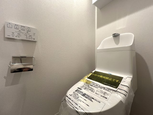あっちこっちに駅！こっちそっちにコンビニ！しかも平坦！一人暮らし？ファミリー住まい？どっちにしても超便利な最強立地！な、【ピュアシティ横浜6】リノベーションのトイレ|ゆったりとした空間のトイレです