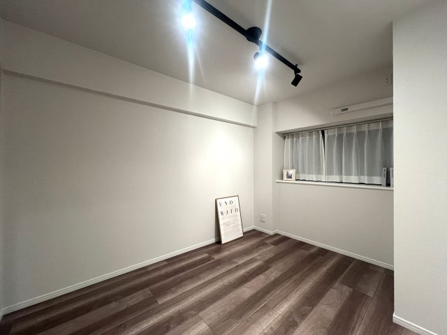あっちこっちに駅！こっちそっちにコンビニ！しかも平坦！一人暮らし？ファミリー住まい？どっちにしても超便利な最強立地！な、【ピュアシティ横浜6】リノベーションの洋室|洋室です